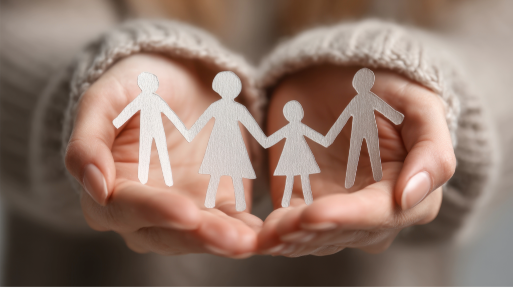 Manos sosteniendo figuras de papel que representan a una familia unida, simbolizando la protección de niños, niñas y adolescentes en el turismo con MACHU PICCHU VIVE VIP.
