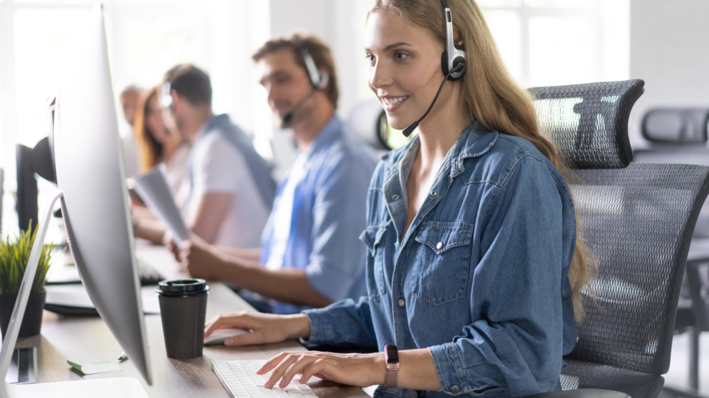 Agente de servicio al cliente de MACHU PICCHU VIVE VIP con auriculares atendiendo consultas y brindando soporte sobre tours en Cusco.