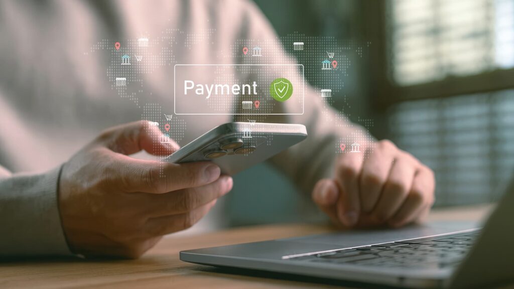 Persona realizando un pago seguro desde su dispositivo móvil, simbolizando la transparencia de precios y la seguridad financiera en MACHU PICCHU VIVE VIP.